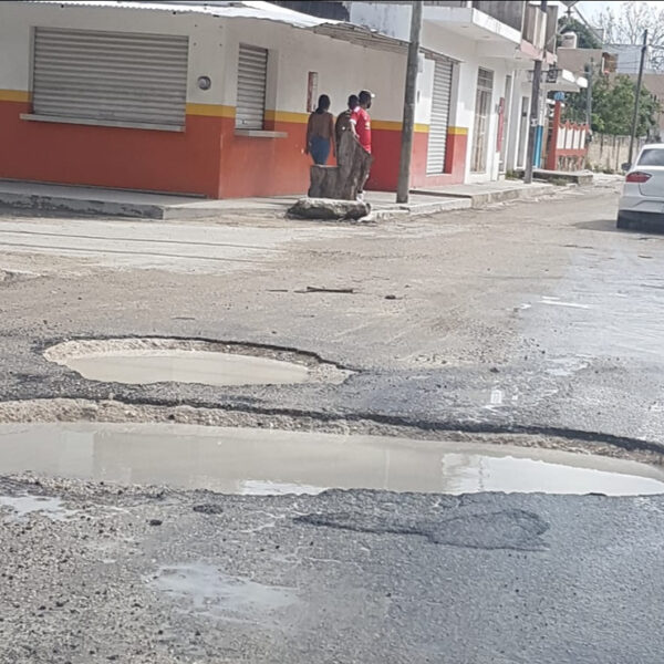 Piden ciudadanos a comuna de Cancún responder por daños viales