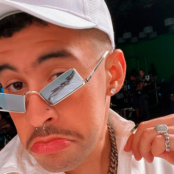 ¡Bad Bunny se va de fiesta con polémico atuendo!