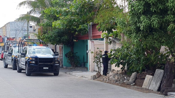 Cancún: Balean a persona, policías buscan al responsable