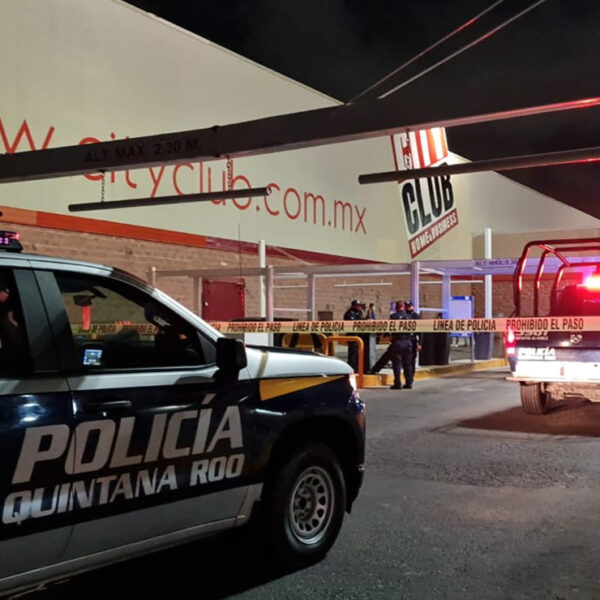 Cancún: Ejecutan a balazos a persona frente a tienda de Plaza Outlet