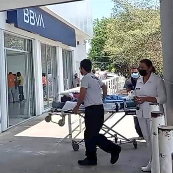 Banco en Chetumal obliga a cuentahabiente enfermo a presentarse en camilla