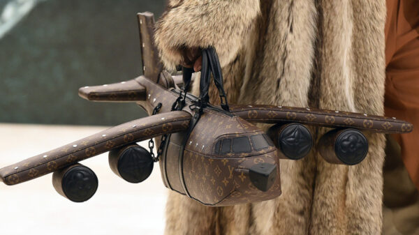 Louis Vuitton lanza "bolso-avión" mas caro que uno real