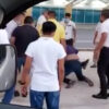 Video: A golpes, disputan transportistas pasajes en Aeropuerto de Cancún