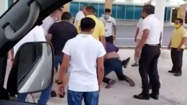 Video: A golpes, disputan transportistas pasajes en Aeropuerto de Cancún