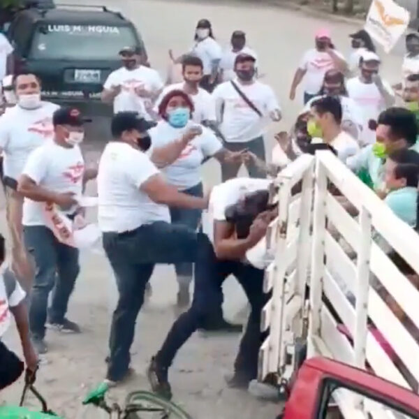 Video: Batalla campal entre porras del PVEM y Movimiento Ciudadano