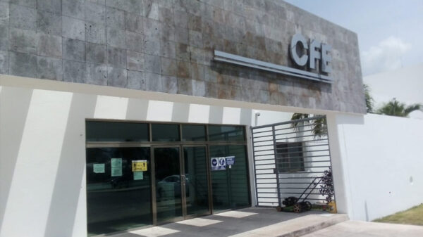 Ignora CFE a usuarios afectados por apagones en Playa del Carmen