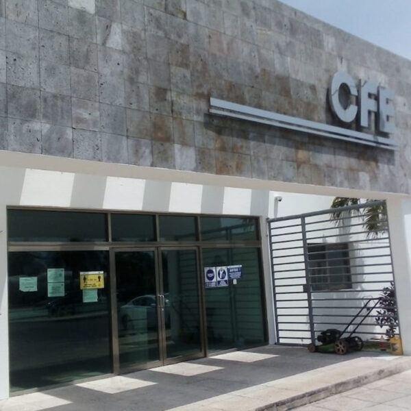 Ignora CFE a usuarios afectados por apagones en Playa del Carmen