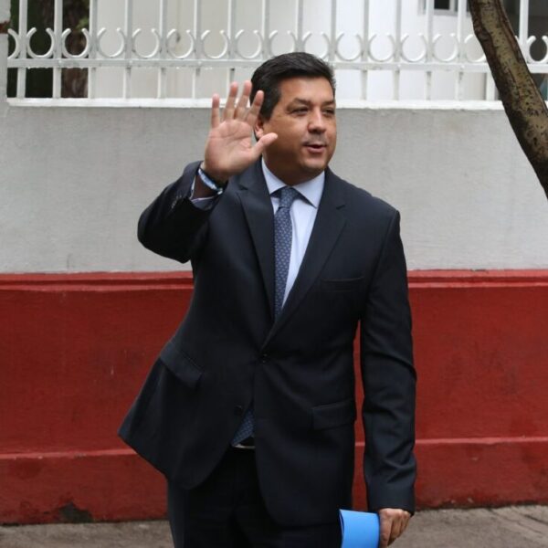 Ante probable desafuero, huye Cabeza de Vaca a Estados Unidos