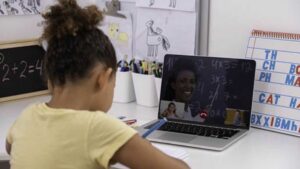 Tips para ayudar a tus hijos con las clases en línea