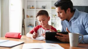 Tips para ayudar a tus hijos con las clases en línea
