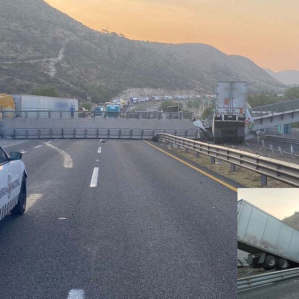 Colapsa puente peatonal y aplasta dos tráileres
