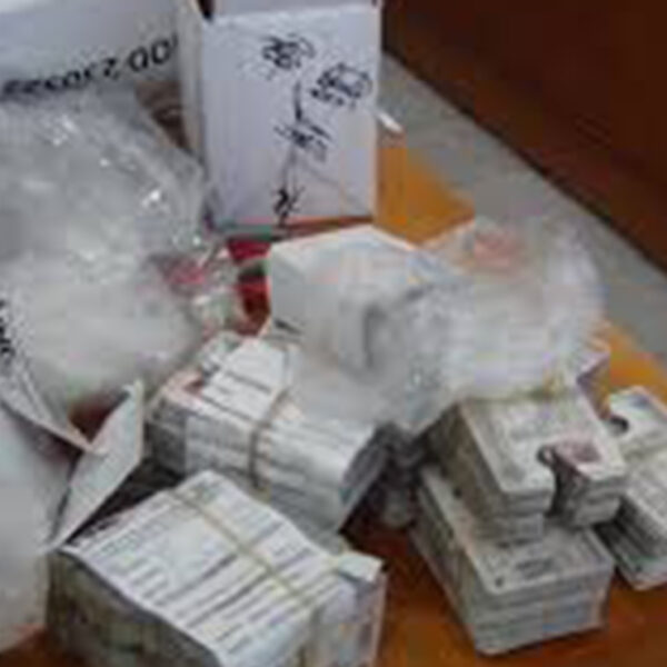 INE manda a la bóveda de seguridad 650 credenciales de elector del D2