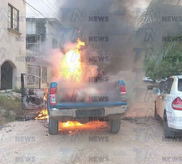 En la batea de una camioneta Toyota se localizó el cuerpo de un hombre de complexión robusta.