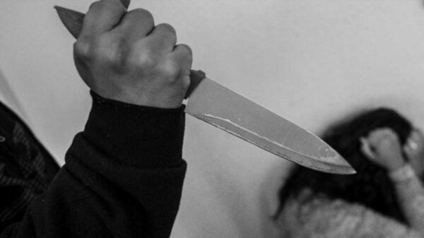 Hombre le corta la cara a su esposa; ella se niega a denunciarlo