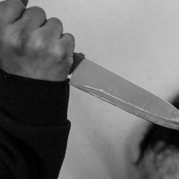 Hombre le corta la cara a su esposa; ella se niega a denunciarlo