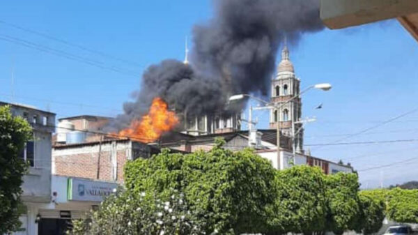 Explota cilindro de gas y provoca incendio en iglesia de Michoacán
