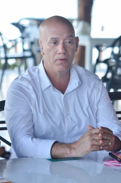 Tirso Esquivel, aspirante a presidente municipal de Puerto Morelos por el partido Fuerza por México.