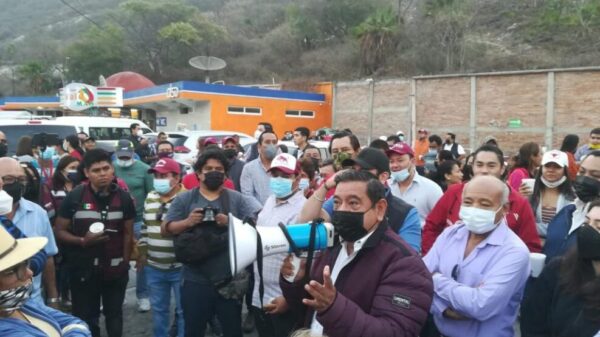 Salgado Macedonio parte en caravana al INE para impugnar cancelación de candidatura.>