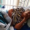 Niegan vacuna anticovid a mujer de 104 años por error en su CURP.