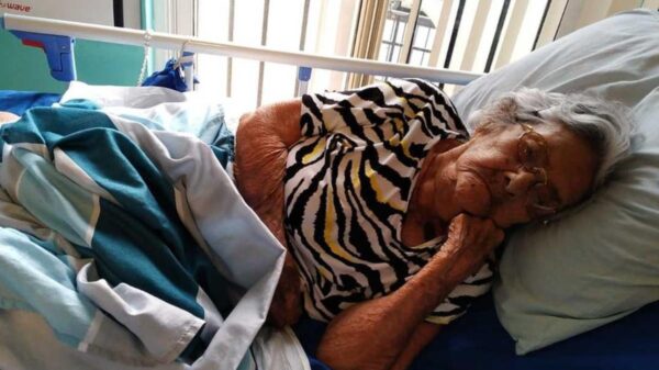 Niegan vacuna anticovid a mujer de 104 años por error en su CURP.