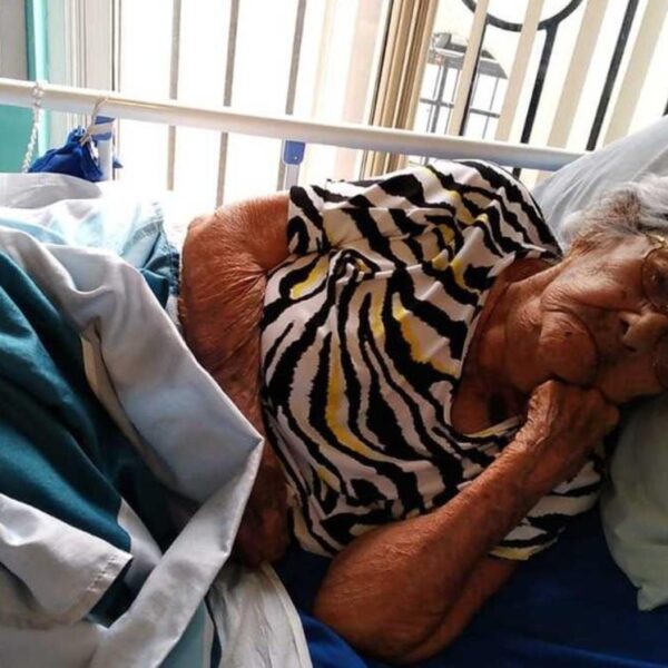 Niegan vacuna anticovid a mujer de 104 años por error en su CURP.