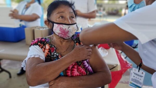 Entusiasta arribo de adultos mayores en zona maya, para ser vacunados