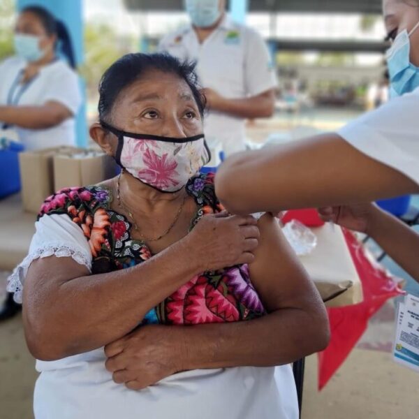 Entusiasta arribo de adultos mayores en zona maya, para ser vacunados