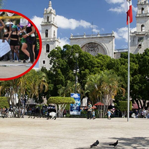 Feministas se manifiestan en la plaza grande de Mérida