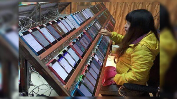 Se ha popularizado la imagen en donde se ve a una mujer reproduciendo decenas de smartphones con la frase las granjas de clics