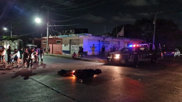 Cancún: Chocan motoneta y bici, ambos jinetes resultan lesionados