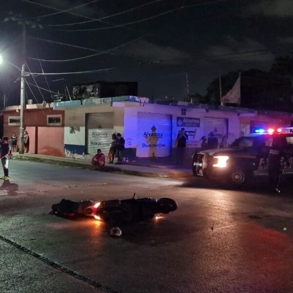 Cancún: Chocan motoneta y bici, ambos jinetes resultan lesionados