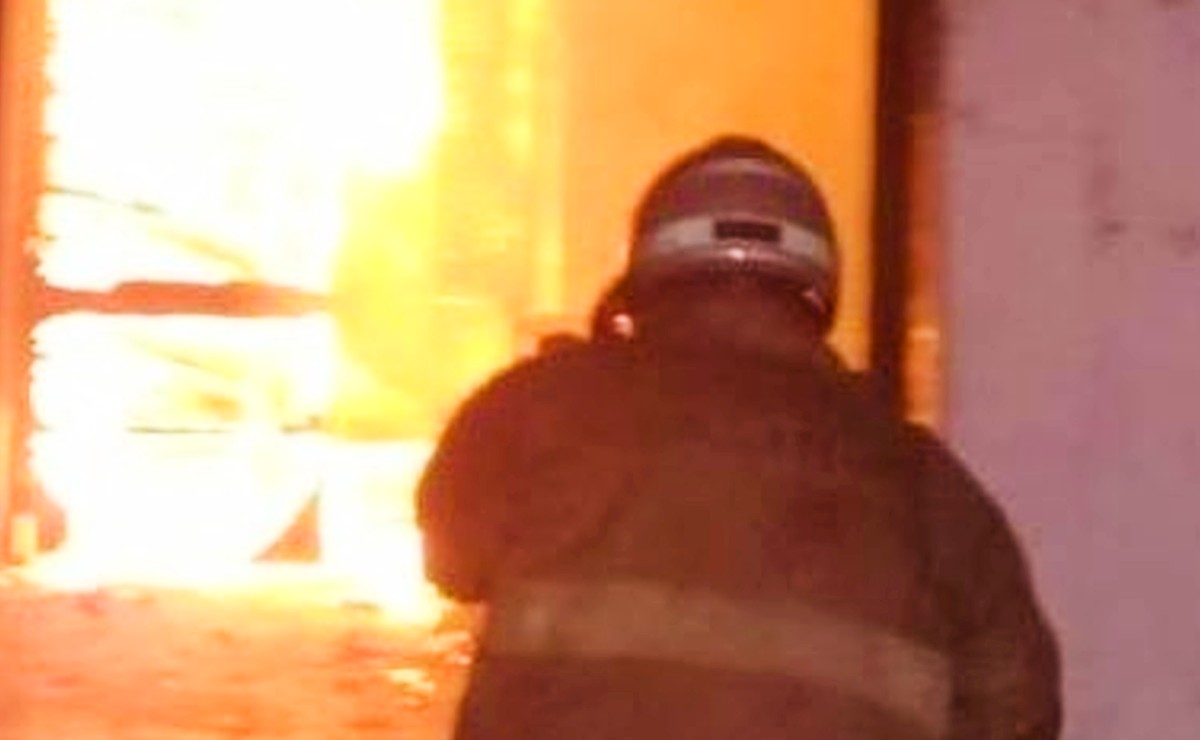 Fuerte incendio en una carpintería del Centro de Mérida pudo ser sofocado