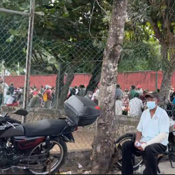 Saturan adultos mayores puestos de vacunación covid en Cancún