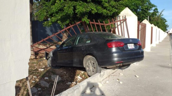 Aprendiz de ladrón sustrae y estrella un auto en Playa Del Carmen