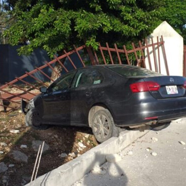 Aprendiz de ladrón sustrae y estrella un auto en Playa Del Carmen