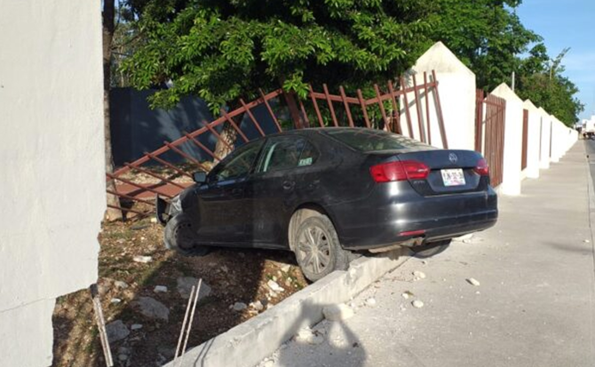 Aprendiz de ladrón sustrae y estrella un auto en Playa Del Carmen