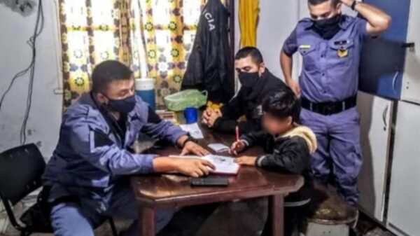 Madre llama a la policía y pide ayuda porque su hijo no quería hacer sus tareas