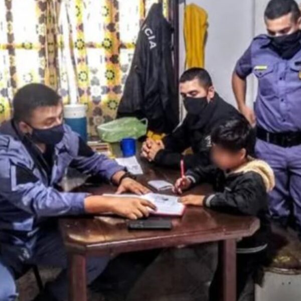 Madre llama a la policía y pide ayuda porque su hijo no quería hacer sus tareas