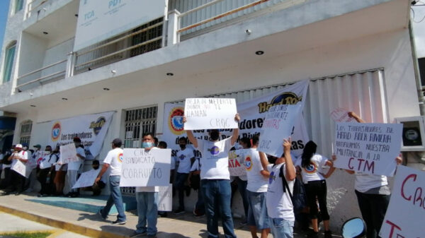 Se manifiestan empleados de hoteles Hard Rock en la JLCA