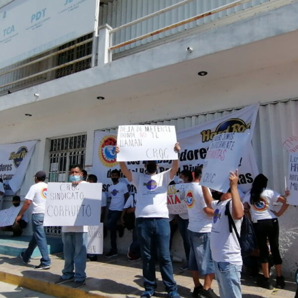 Se manifiestan empleados de hoteles Hard Rock en la JLCA