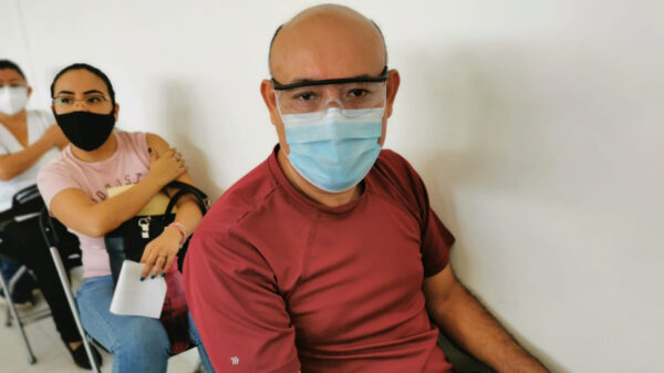 Satisface a médicos particulares recibir vacuna anticovid