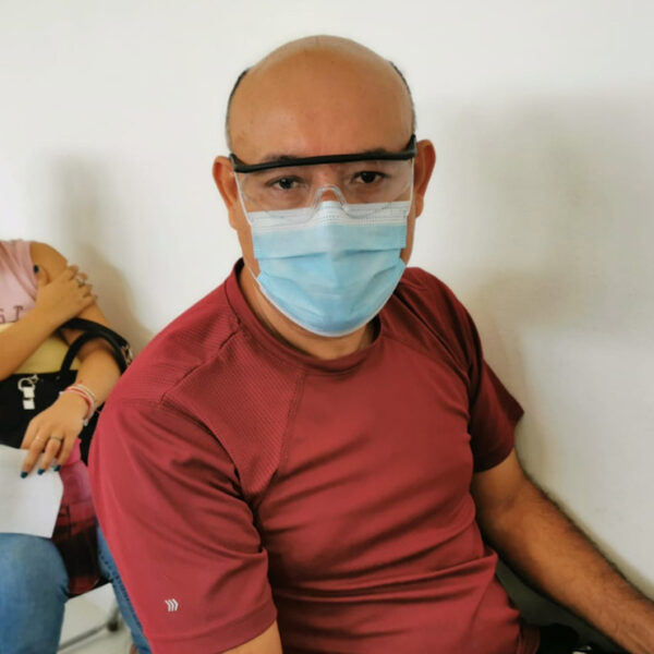 Satisface a médicos particulares recibir vacuna anticovid