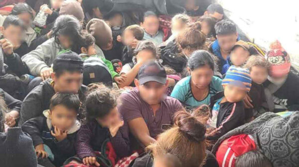 Rescatan a 61 migrantes, 33 son niños; viajaban amontonados en un camión