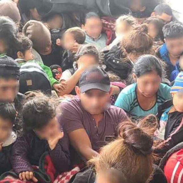 Rescatan a 61 migrantes, 33 son niños; viajaban amontonados en un camión