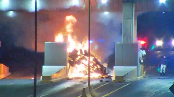 Mueren dos calcinados tras chocar camioneta contra caseta en Aguascalientes