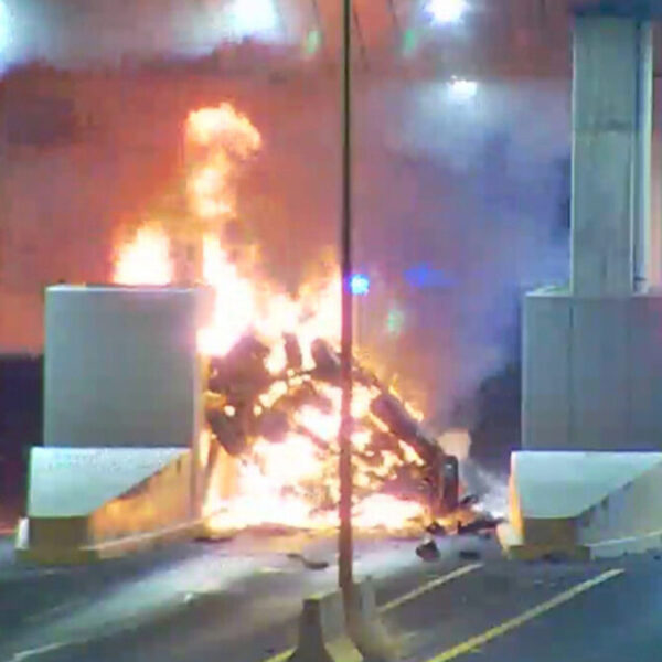 Mueren dos calcinados tras chocar camioneta contra caseta en Aguascalientes