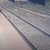 El clip de un niño que está a punto de ser arrollado por un tren se viraliza en redes sociales debido a la forma en que logra salvarse