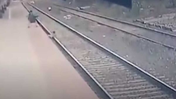 El clip de un niño que está a punto de ser arrollado por un tren se viraliza en redes sociales debido a la forma en que logra salvarse