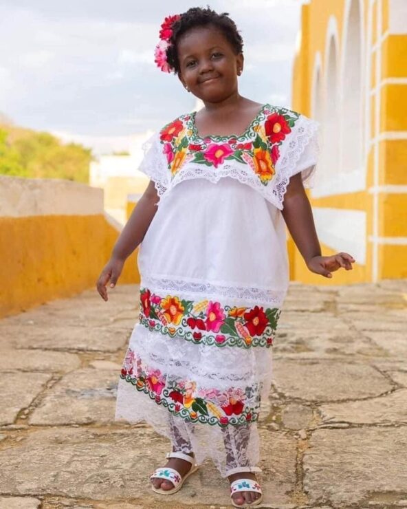 Pequeña extranjera se hace viral al posar con un terno yucateco