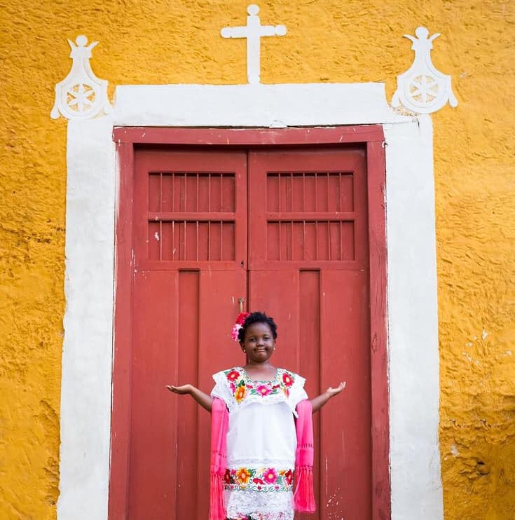 Pequeña extranjera se hace viral al posar con un terno yucateco